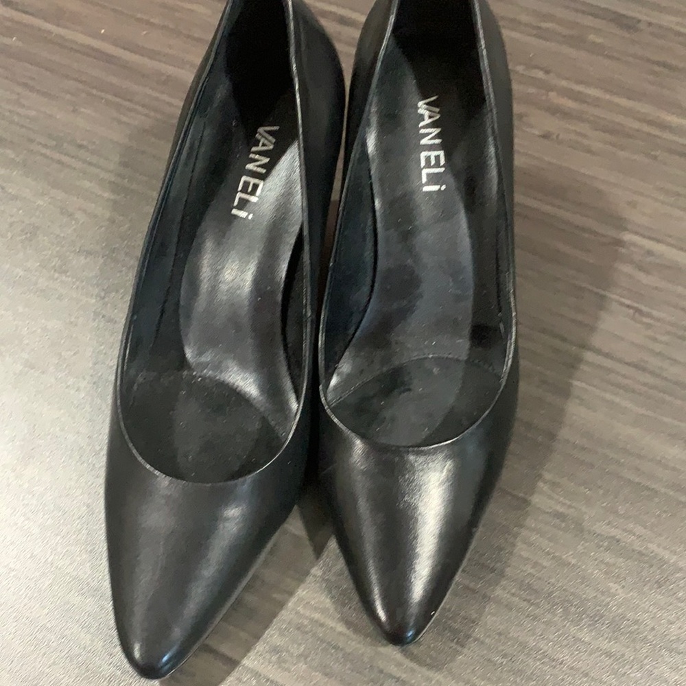 Women’s shoes pumps 2-1/2” heels 6M